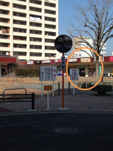 広場の右奥に見えるのが…